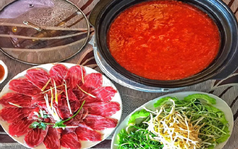 Bò nhúng ớt có hương vị cay nồng, phù hợp với những ai thích ăn cay