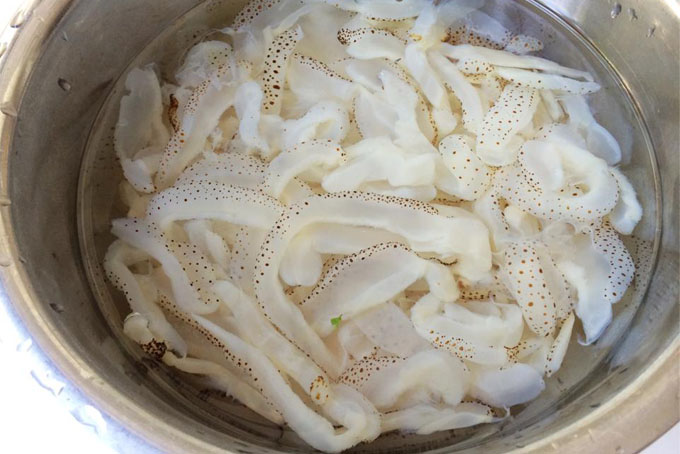 Sơ chế kĩ giúp món gỏi sứa tôm thịt không tanh, hấp dẫn và dễ ăn