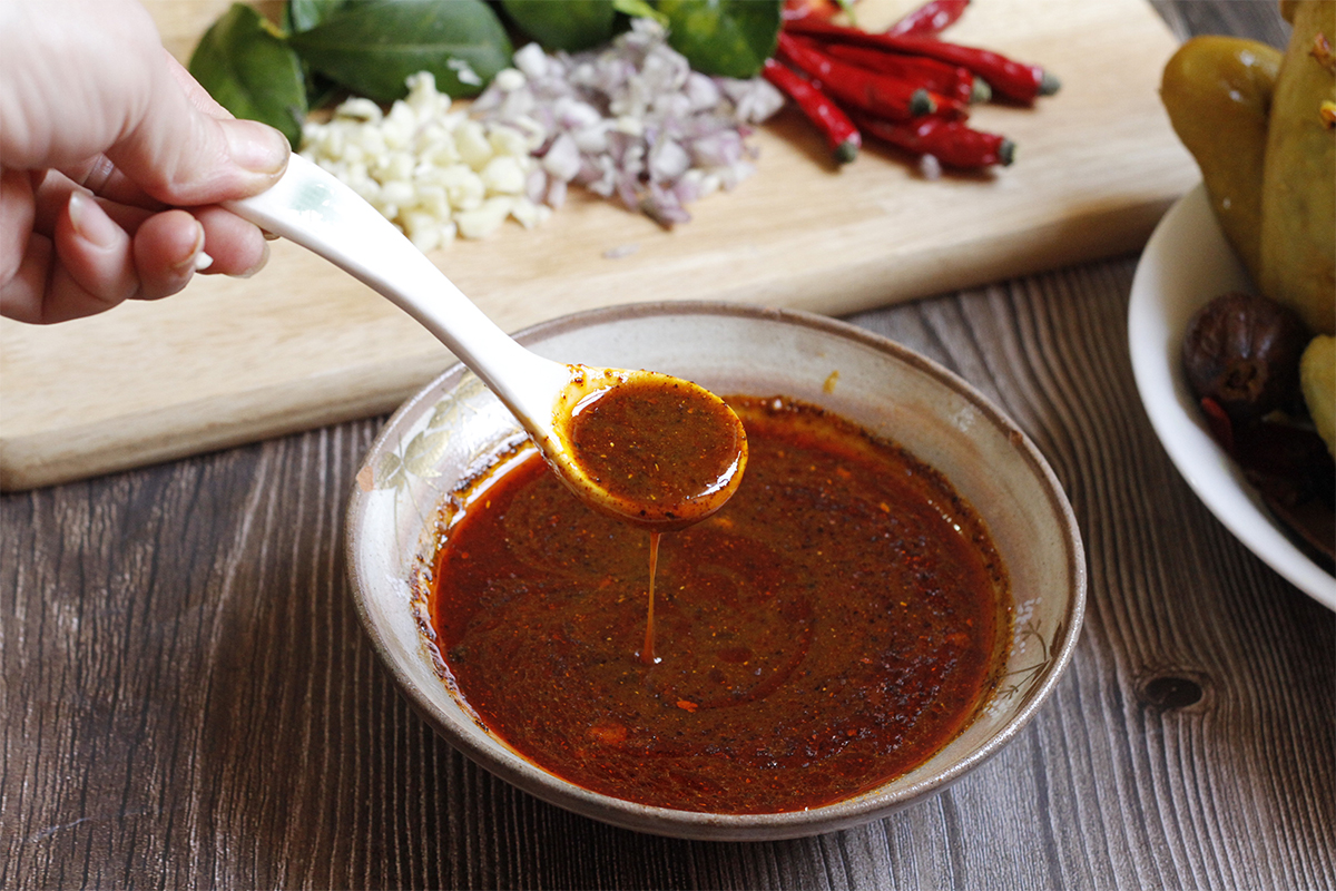 Cách làm khô gà lá chanh - nước sốt