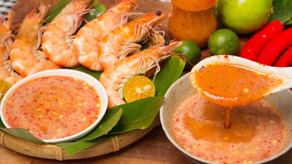 Muối ớt đỏ khi hoàn thành có màu đỏ cam nổi bật, kết cấu sánh mịn