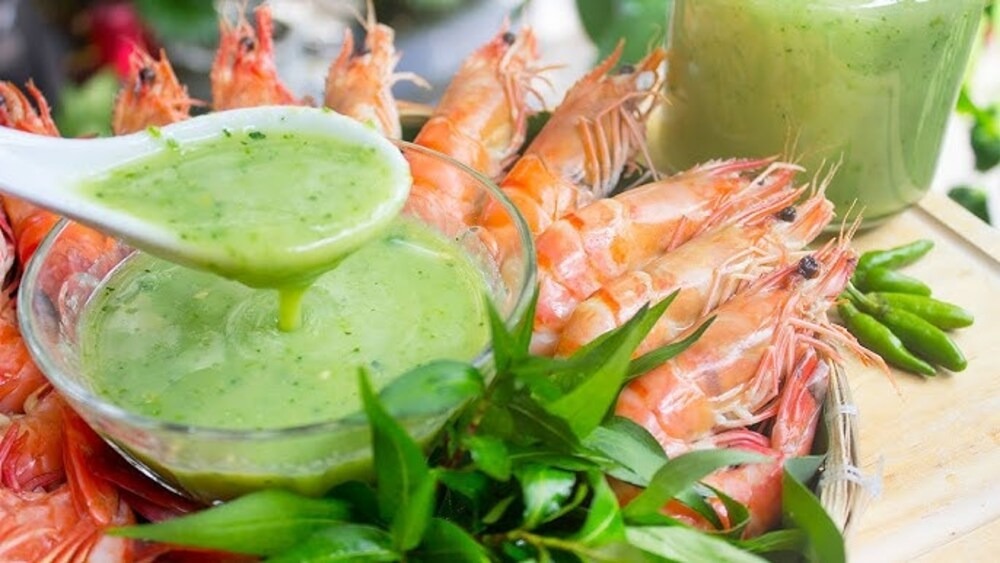 Muối chấm hải sản thường có kết cấu lỏng và vị chua rõ ràng 