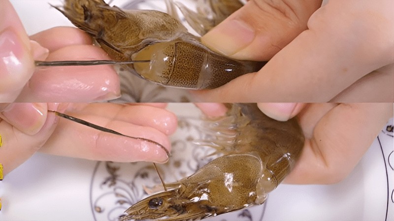 Tôm được làm sạch chỉ lưng giúp món ăn không bị tanh