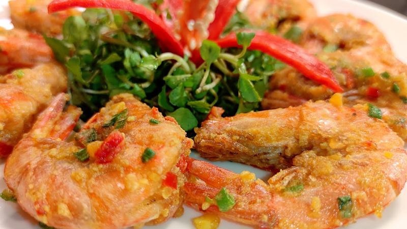 Tôm chiên hoàng kim có màu vàng óng, lớp trứng muối bám đều đẹp mắt