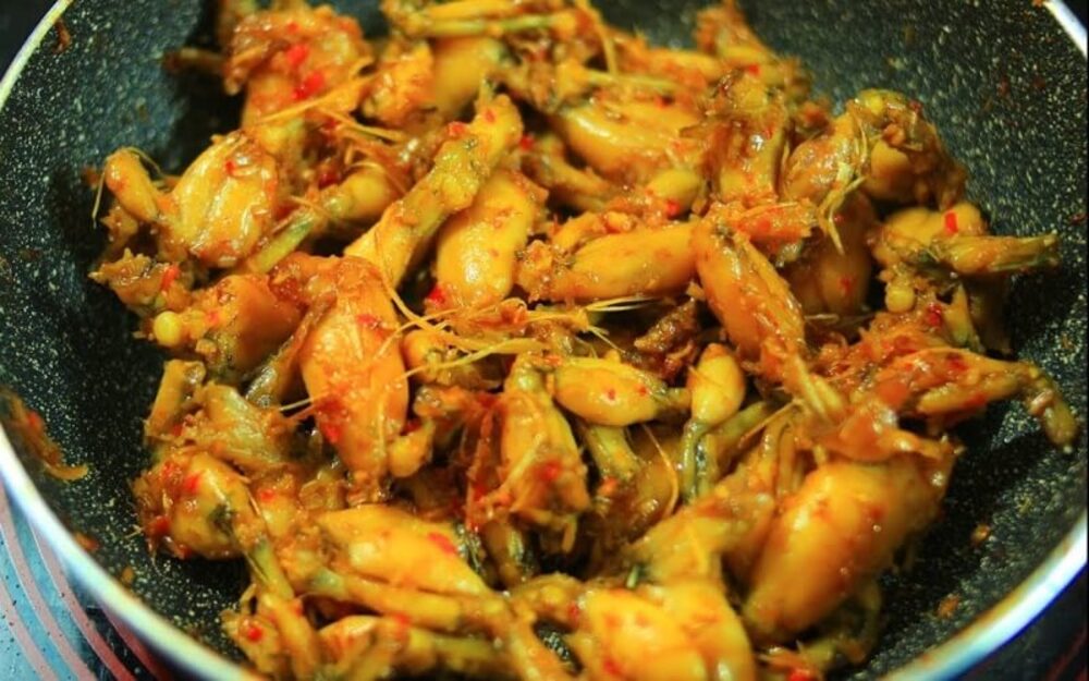 Ếch cần được xào trên lửa lớn để màu sắc vàng đều hơn