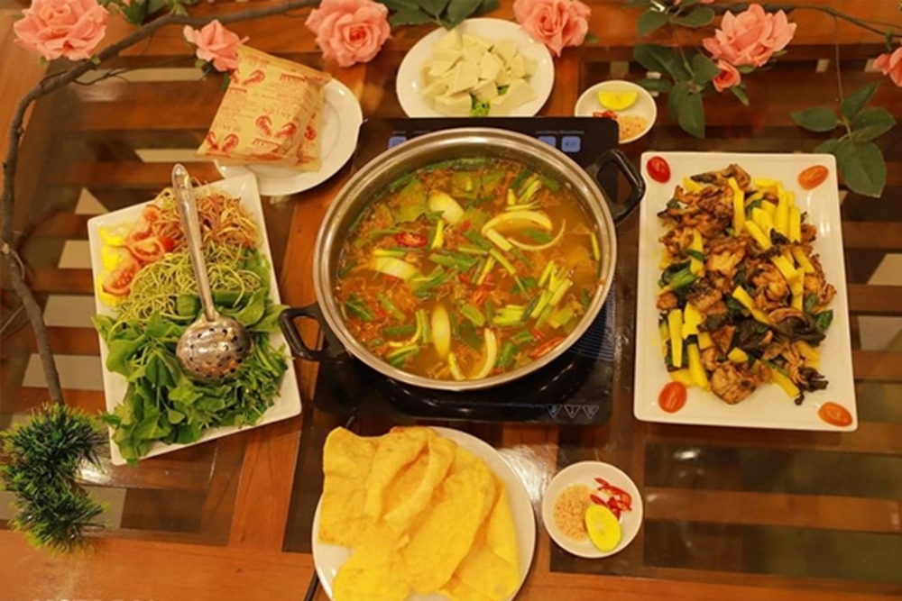 Lẩu ếch măng cay thường được ăn kèm với rau muống, hoa chuối, cà chua và dứa