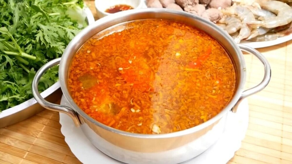 Cách nấu lẩu hải sản bằng sa tế lẩu thái