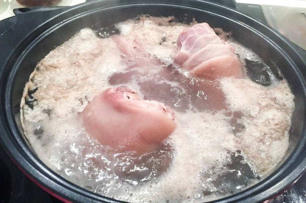 Cách nấu thịt đông ngon miền Bắc là phải trần thịt trước để khử mùi